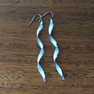 🌸 Distressed white helix earrings